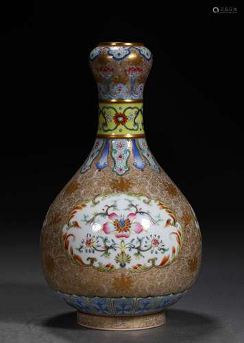 A QING DYNASTY FAMILLE ROSE GOLD DRAWING GARLIC BOTTLE