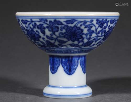 A QING DYNASTY BLUE AND WHITE WATER CUP