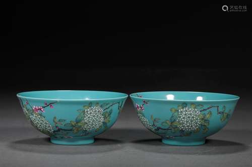 A PAIR OF QING DYNASTY TOPHUS GROUND FAMILLE ROSE FLOWER BOW...