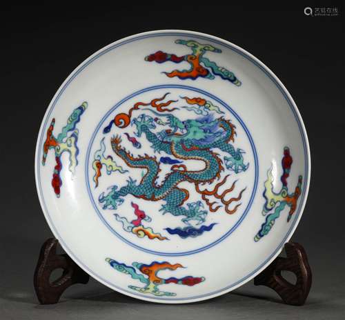 A QING DYNASTY CLASHING COLOR DRAGON GRAIN PLATE