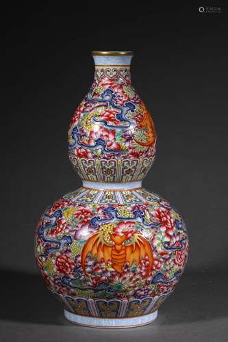 A QING DYNASTY FAMILLE ROSE GOURD BOTTLE