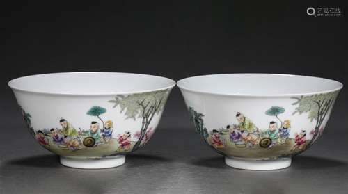 A PAIR OF QING DYNASTY FAMILLE ROSE CHILD PLAY BOWLS