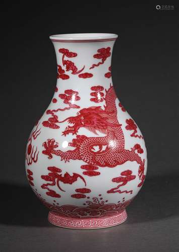 A QING DYNASTY PAINT COLOR DRAGON GRAIN VASE