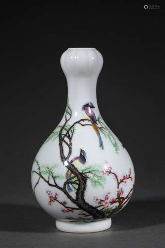 A QING DYNASTY ENAMEL MAGPIE GARLIC BOTTLE