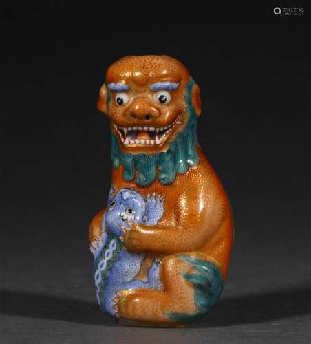 A QING DYNASTY IRON-RED LION SNUFF BOTTLE