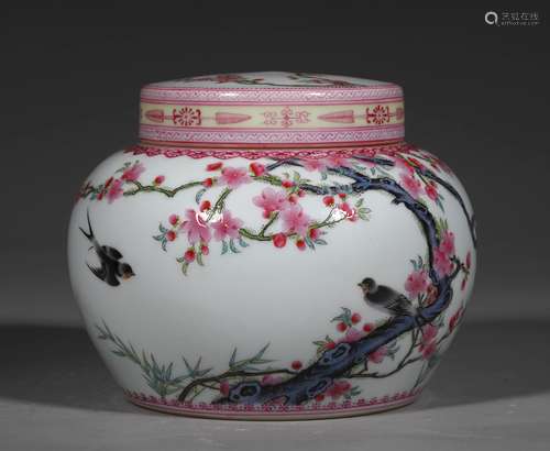 A QING DYNASTY FAMILLE ROSE PEACH BLOSSOM SWALLOW COVER JAR