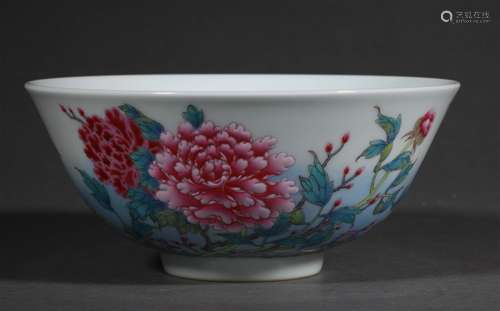 A QING DYNASTY FAMILLE ROSE FLOWER BOWL