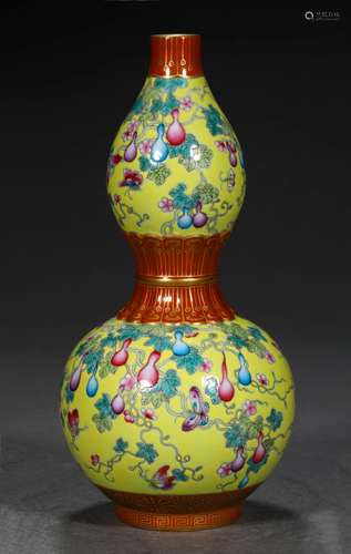 A QING DYNASTY FAMILLE ROSE YELLOW GROUND GOURD BOTTLE