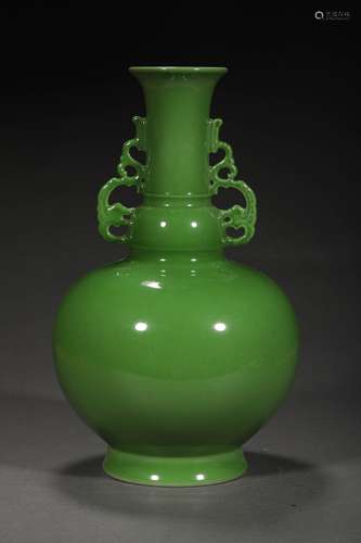 A QING DYNASTY APPLE GREEN GOURD ORNAMENTAL