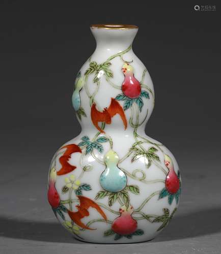 A QING DYNASTY FAMILLE ROSE FOTUNE AND LONGEVITY GOURD SUNFF...