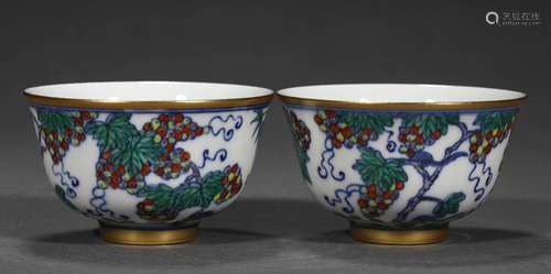 A PAIR OF QING DYNASTY BLUE AND WHITE CLASHING COLOR GRAPE C...