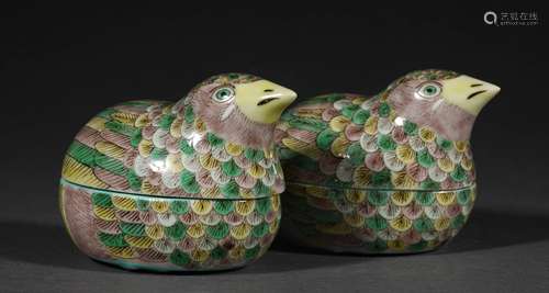 A PAIR OF QING DYNASTY PLAIN TRICOLOUR QUAIL COVER BOXES