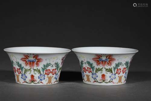 A PAIR OF QING DYNASTY FAMILLE ROSE FLOWER HORSE-HOOF CUPS