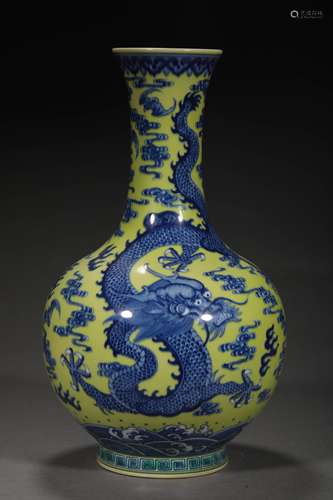 A QING DYNASTY BLUE AND WHITE DRAGON GRAIN ORNAMENTAL BOTTLE