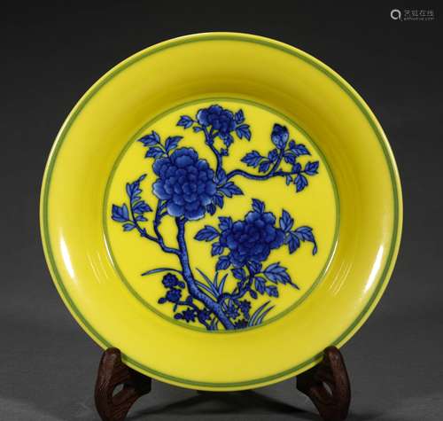 A QING DYNASTY YELLOW GROUND BLUE AND WHITE ORNAMENTAL PLATE