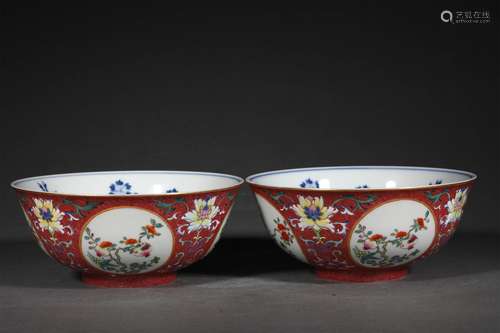 A PAIR OF QING DYNASTY FAMILLE ROSE FLOWER BLUE AND WHITE CO...