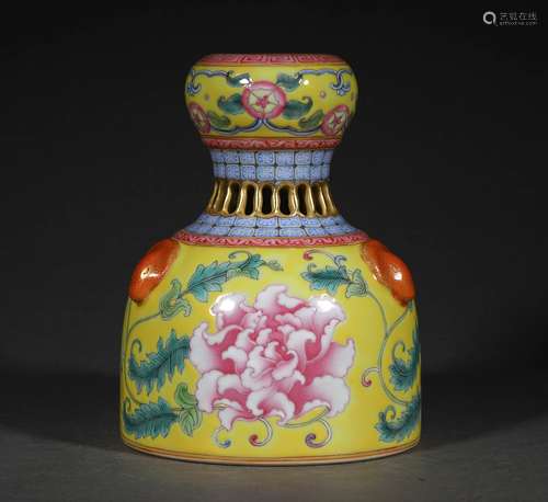 A QING DYNASTY FAMILLE ROSE FLOWER HOLLOW OUT BELL-SHAPED VA...