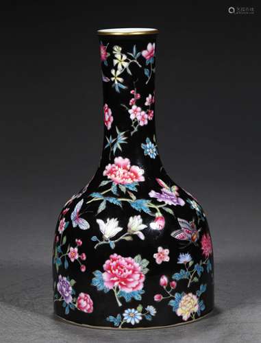 A QING DYNASTY FAMILLE ROSE FLOWER BELL-SHAPED VASE