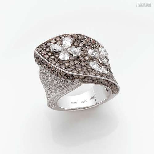 BAGUE CROISEE En or gris, pavée de diamants blancs et cognac...