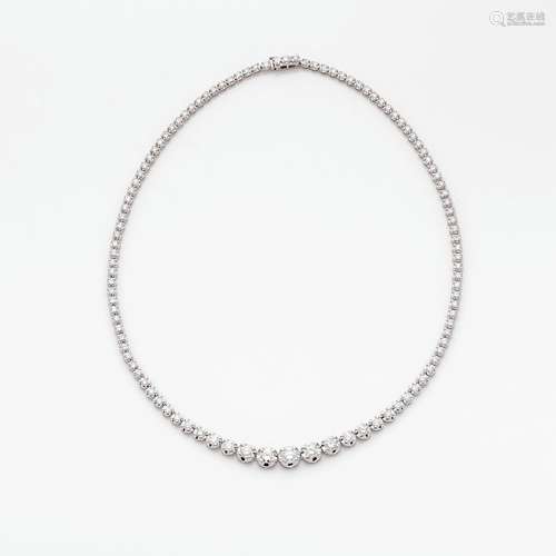 COLLIER RIVIERE En or gris, en chute de diamants ronds de ta...