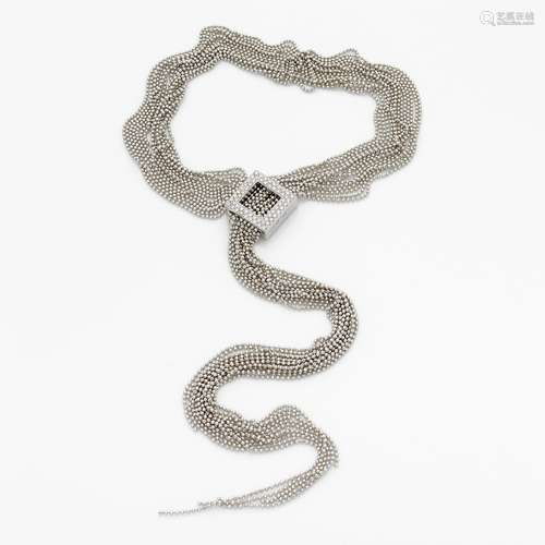 COLLIER CRAVATE En or gris, composé de quinze longues chaîne...