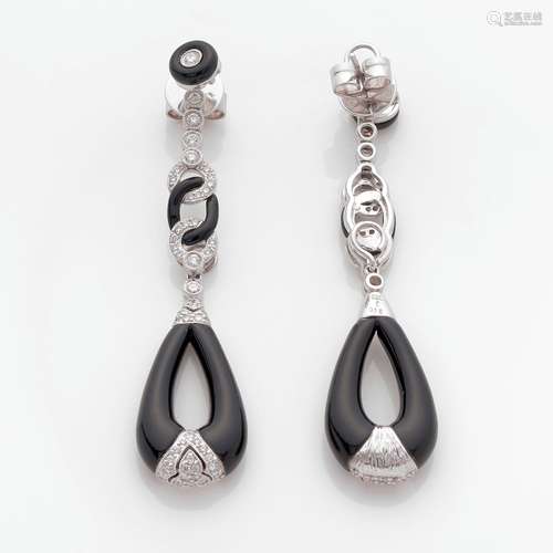 PAIRE DE PENDANTS D'OREILLES DE STYLE ART DECO A transformat...