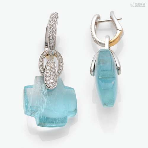 PAIRE DE PENDANTS D'OREILLES Retenant par trois anneaux d'or...