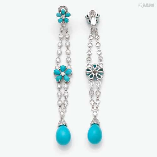 PAIRE DE LONGS CLIPS D'OREILLES En or gris en deux fleurs de...