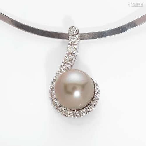 COLLIER TORQUE En argent, retenant une boucle ouverte d'or g...