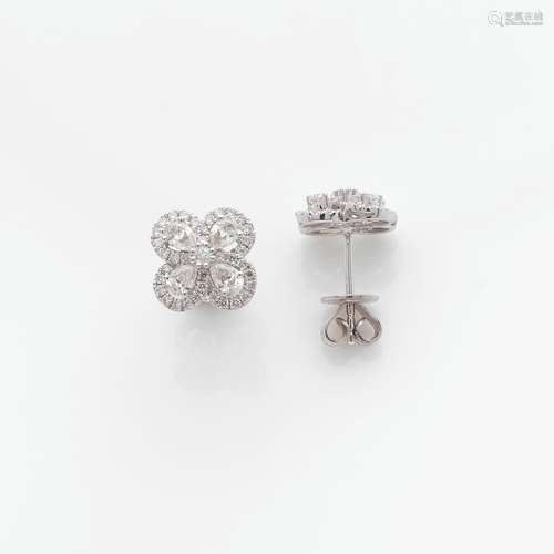 PAIRE DE PUCES D'OREILLES En or gris, en fleurs de diamants....