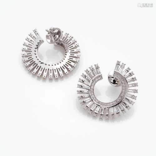 PAIRE DE BOUCLES D'OREILLES En or gris et corolle de diamant...