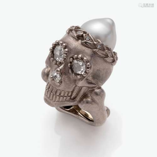 BAGUE VANITE En or gris, le crâne surmonté d'une perle de cu...