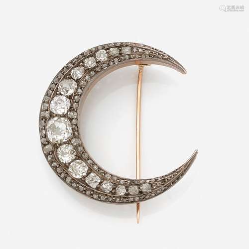 GRANDE BROCHE CROISSANT DE LUNE En or et argent sertie de di...