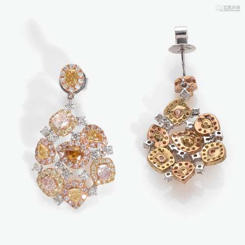 PAIRE PENDANTS D'OREILLES En or jaune, rose et gris retenant...