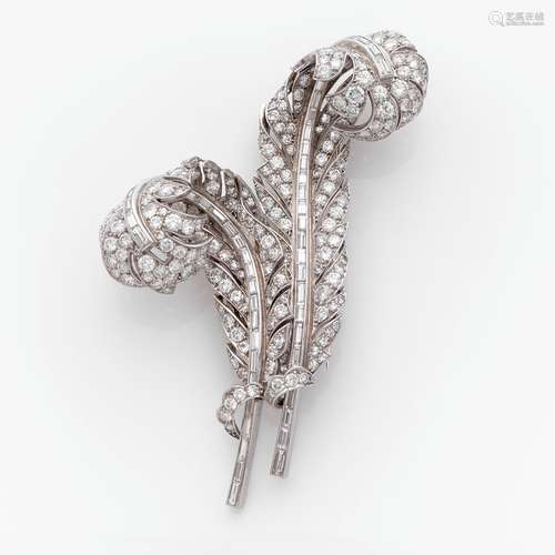 BROCHE PLUMES DOUBLE CLIPS En platine et or gris, pavée de d...