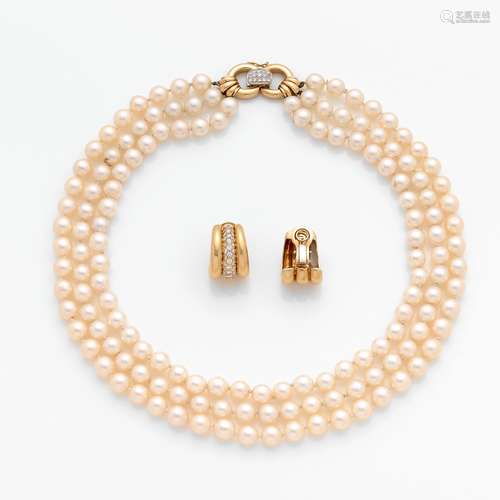 ENSEMBLE Comprenant : - Un collier de trois rangs de perles ...