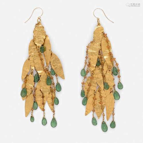 PAIRE DE LONGS PENDANTS D'OREILLES En chute de feuilles d'or...