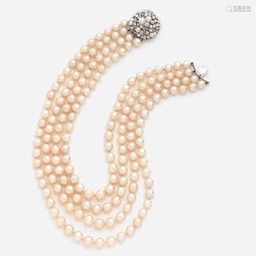 COLLIER De quatre rangs de belles perles de culture. Fermoir...