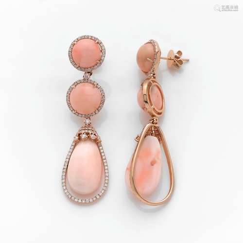 PAIRE DE PENDANTS D'OREILLES En or rose, deux boûtons de cor...