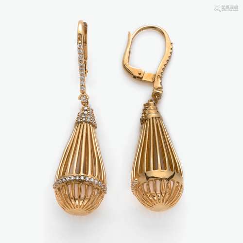 PENDANTS D'OREILLES CAGE En fils d'or jaune, soulignés d'une...