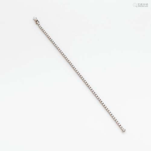 BRACELET LIGNE En or gris, serti de diamants. Longueur : 17,...