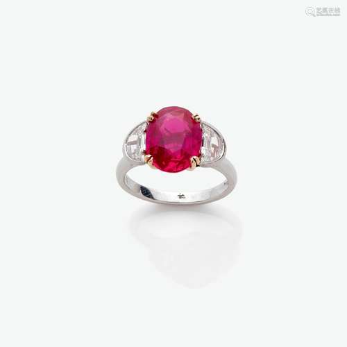 BAGUE En or jaune et gris sertie d'un rubis pinkish red de f...