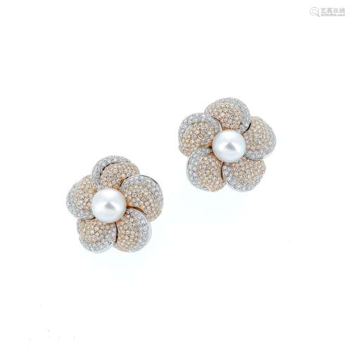 PAIRE DE BELLES BOUCLES D'OREILLES En fleurs d'or rose et d'...