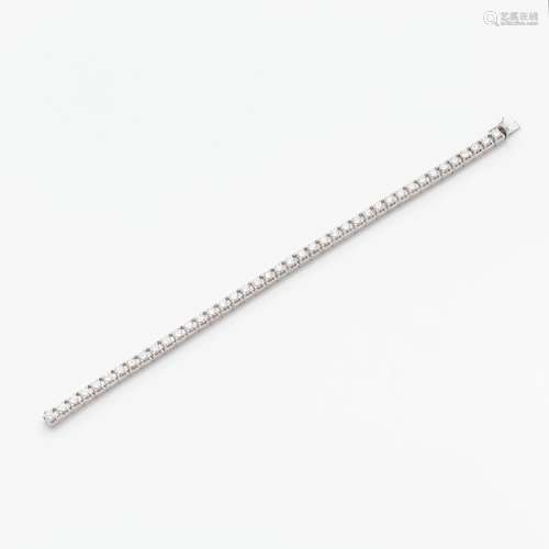 BRACELET LIGNE En or gris serti de beaux diamants. Poids tot...