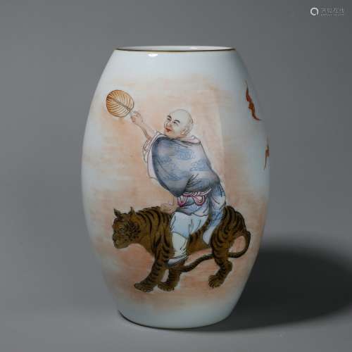 Chinese famille rose porcelain bottle with pattern of luohan