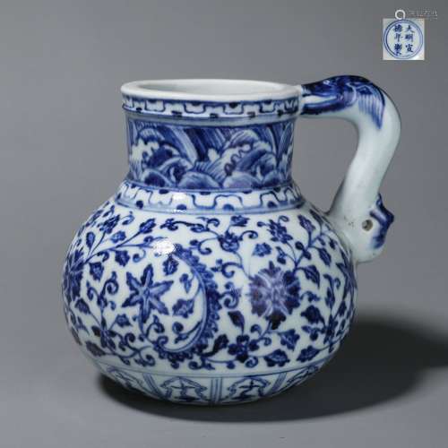 Chinese blue and white porcelain pot with pattern of flower