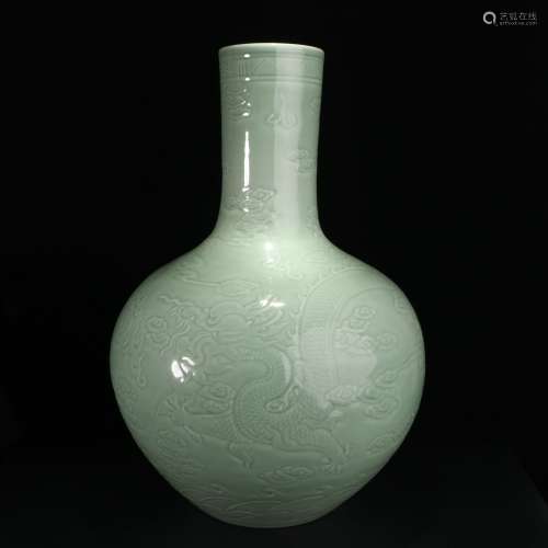 Chinese Green glazed porcelain bottle with pattern of dragon