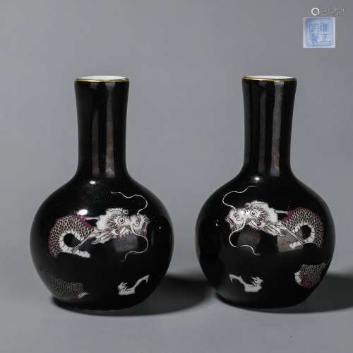 Chinese Black glazed porcelain bottle with pattern of dragon