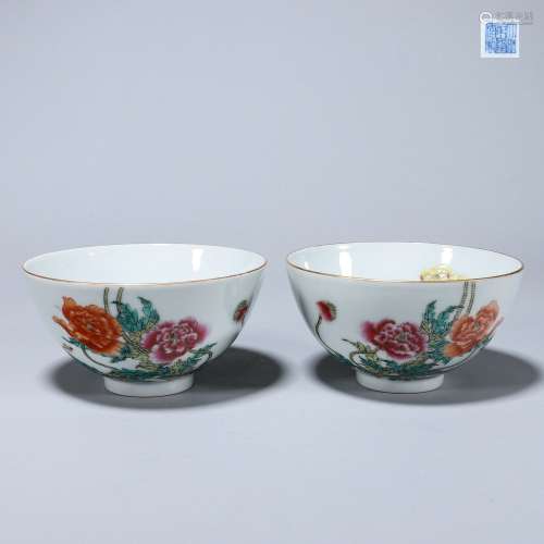 Chinese pair of famille rose porcelain small bowls