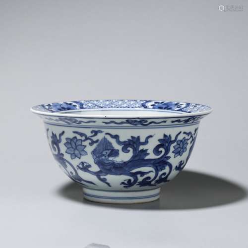 Chinese Blue and white porcelain bowl with pattern of flower